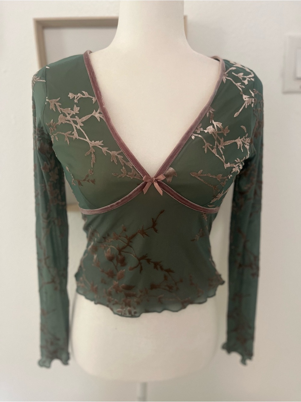 Thirty Thirty Women’s Floral Print V Neck Lettuce Trim Long Sleeve